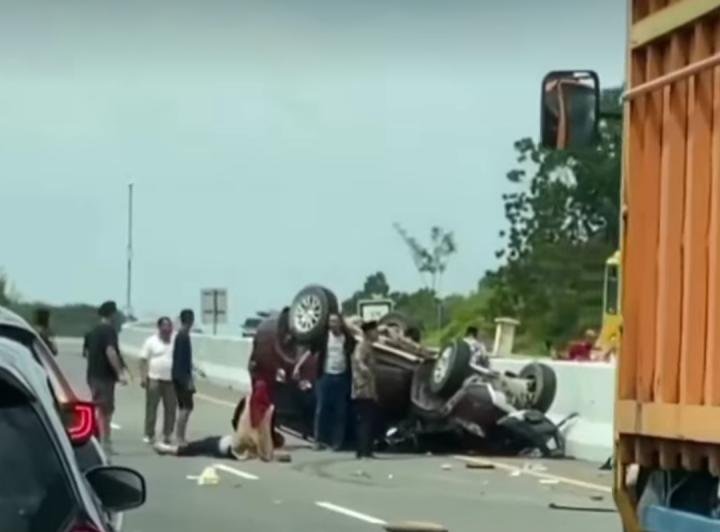 Pecah Ban di Tol Permai, Pajero Tabrak Pembatas Jalan dan Terbalik